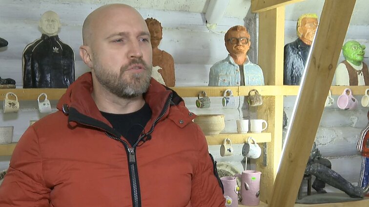 Utenos rajono menininkas namus pavertė skulptūrų muziejumi: pas jį „apsigyveno“ garsenybės