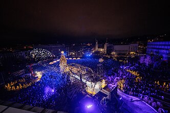 В Каунасе зажигают городскую елку