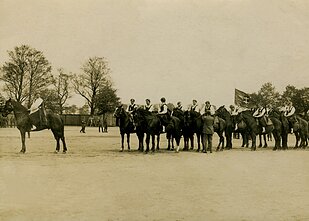 Pirmoji Klaipėdos krašto lietuvių dainų šventė Klaipėdoje. Moterys ant žirgų kareivinių aikštėje laukia eitynių pradžios. 1927 m. 