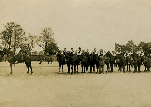 Pirmoji Klaipėdos krašto lietuvių dainų šventė Klaipėdoje. Moterys ant žirgų kareivinių aikštėje laukia eitynių pradžios. 1927 m. 