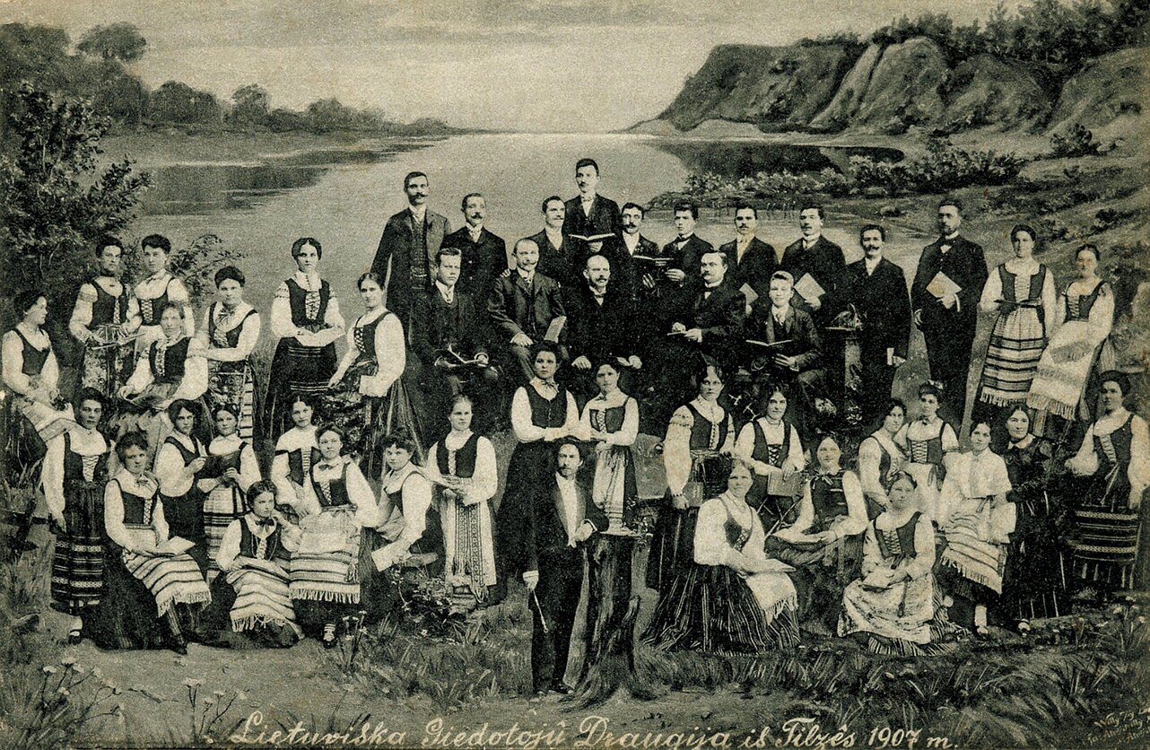 Lietuvių giedotojų draugija. Tilžė, 1907 m. Priekyje stovi draugijos pirmininkas ir choro dirigentas Vydūnas. Atviruką išleido „Rūtos“ leidykla