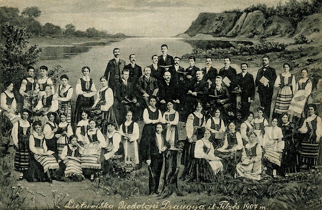 Lietuvių giedotojų draugija. Tilžė, 1907 m. Priekyje stovi draugijos pirmininkas ir choro dirigentas Vydūnas. Atviruką išleido „Rūtos“ leidykla