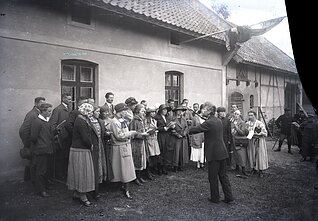 Tilžės lietuvių giedotojų draugijos choro repeticija. Diriguoja Vydūnas. Priekulė (?), XX a. 3 dešimtmetis. Publikuota D. Kauno kn. „Mažosios Lietuvos veidai ir vaizdai“ (2000)