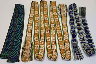 Martos Augustos Raišukytės austos juostos (skirtukas knygai, mot. juosta, vyr. kaklaraištis), eksponuotos Moncoje (Italija) II tarptautinėje dekoratyviojo meno parodoje 1925 m. 