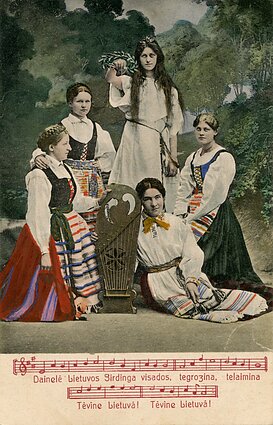 Tilžės lietuvių giedotojų draugijos choristės. Apie 1905–1907 m. Prie kanklių – Morta Raišukytė. Kairėje (spėjama) antra stovi Lidija, dešinėje sėdi Emilija Bajoraitės