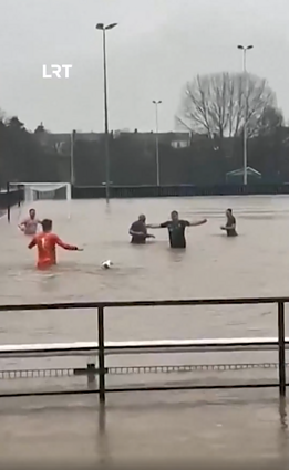 Futbolo stadionas Anglijoje virto baseinu