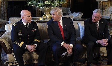 Donaldas Trumpas (centre) ir Atsargos generolas Keithas Kelloggas (dešinėje)