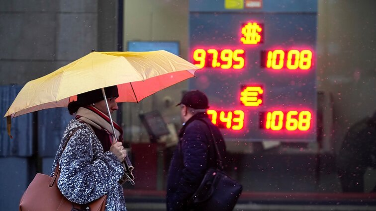 „Stebimas perkaitimas“: ekonomistė įvardijo rublio žemumų priežastis