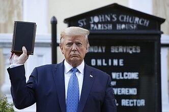 Prezidentas Donaldas Trumpas laiko Bibliją prie Šv. Jono bažnyčios Vašingtone.