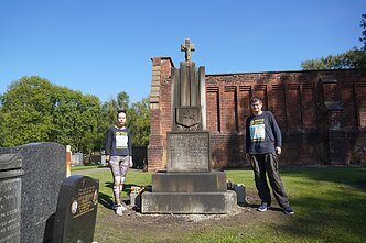 Aistė ir Augustinas Žemaičiai lietuvių kapinių zonoje Mančesteryje, Jungtinėje Karalystėje