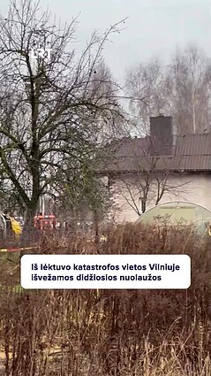 Iš lėktuvo katastrofos vietos išvežamos nuolaužos