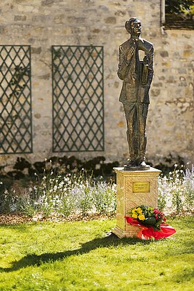 The statue of Oscar Milosz by Klaudijus Pūdymas in Fontainebleau
