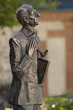 The statue of Oscar Milosz by Klaudijus Pūdymas in Fontainebleau