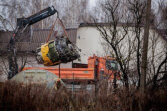  Iš katastrofos vietos Vilniuje vežamos nuolaužos: popietę išgabentas lėktuvo variklis