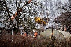 Iš katastrofos vietos Vilniuje vežamos nuolaužos: popietę išgabentas lėktuvo variklis