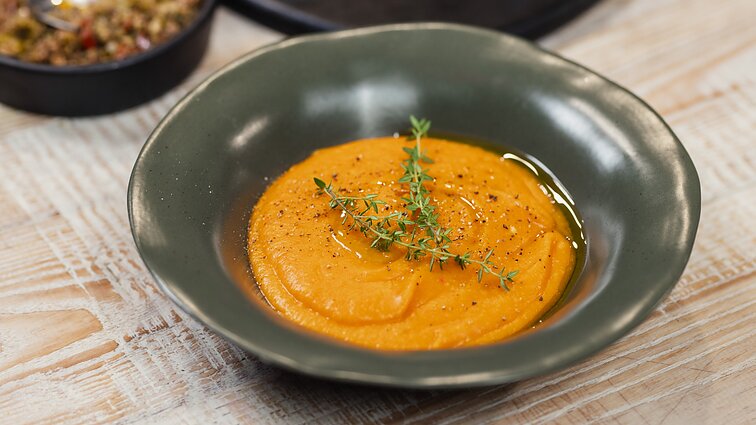 „Lyg apsikabinimas“: jaukiai advento pradžiai – žirnių ir pupų troškinys su kokosų pienu