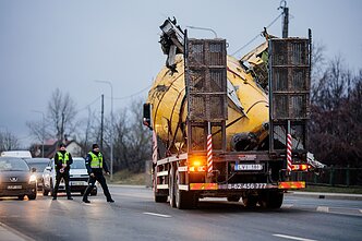 Iš katastrofos vietos Vilniuje vežamos nuolaužos: popietę išgabentas lėktuvo variklis
