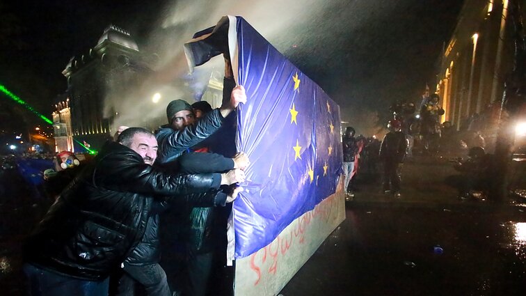 „Sakartvelas tapo pažeidžiamas“: Tbilisyje ES šalininkai toliau protestuos prieš valdžią