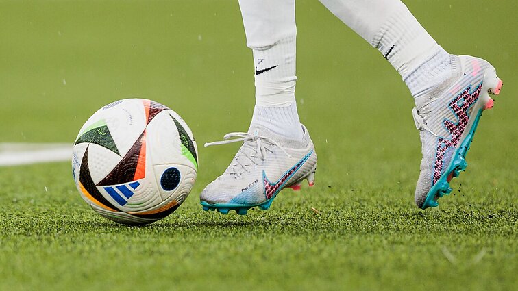 Nelaimė futbolo aikštėje: per rungtynes susmuko „Fiorentinos“ saugas Edoardo Bove