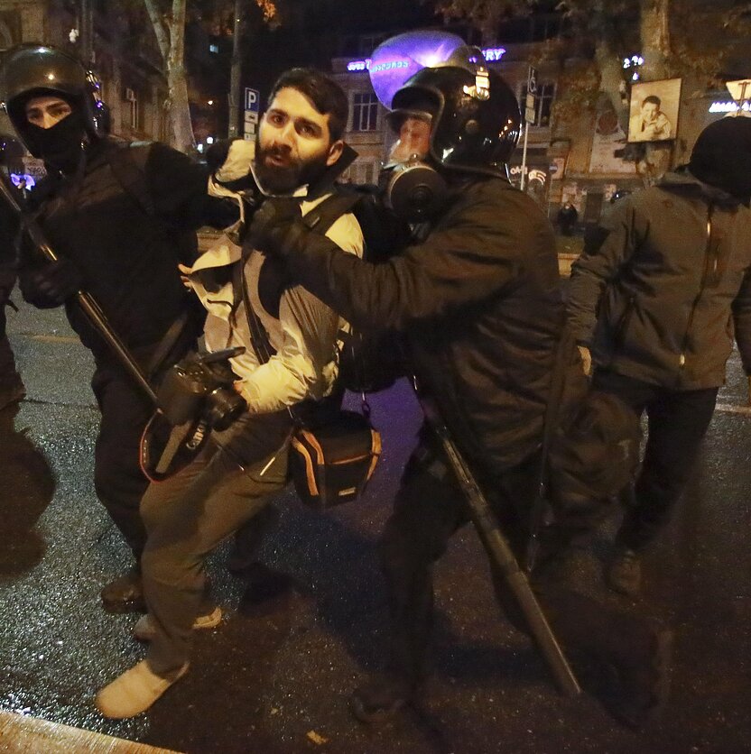 Z. Tsertsvadze / AP nuotr., Sakartvele ketvirtą dieną tęsiasi tūkstantiniai antivyriausybiniai protestai