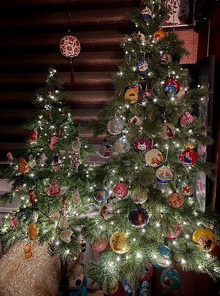 Astos Kaniušonienės senų eglutės žaisliukų kolekcija