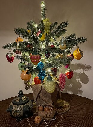 Eglutė, išpuošta senais vaisius vaizduojančiais žaisliukais
