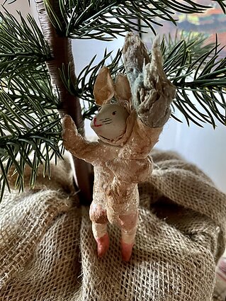 Astos Kaniušonienės senų eglutės žaisliukų kolekcija