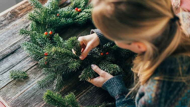 Tiks ir tai, ką rasite sode: patarimai norintiems nusipinti kalėdinį vainiką