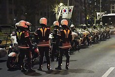 Prie Nacionalinės asamblėjos Seule matyti karinės policijos dviračiai