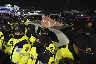 Policijos pareigūnai stovi prie Nacionalinės asamblėjos Seule