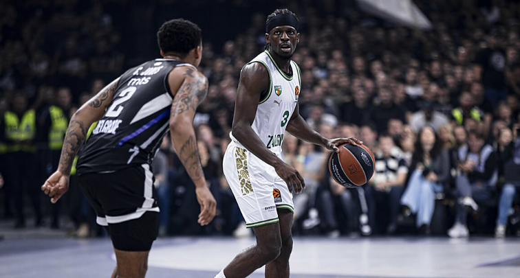 Taikliu tritaškiu kėlinio pabaigoje Francisco lygina rezultatą