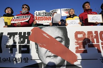 Pietų Korėjoje protestuotojai reikalauja prezidento Yoon Suk Yeolo atsistatydinimo