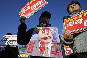 Pietų Korėjoje protestuotojai reikalauja prezidento Yoon Suk Yeolo atsistatydinimo