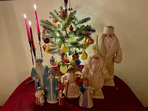 Asta renka ir senas Kalėdų Senelių bei jų padėjėjų figūrėles