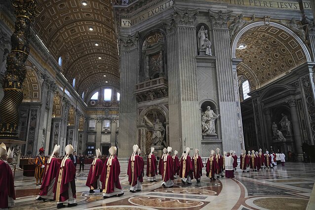 Kardinolai Šv. Petro bazilikoje