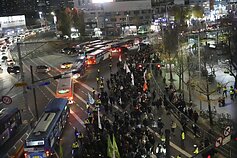 Protestas Pietų Korėjoje prieš karo padėties paskelbimą