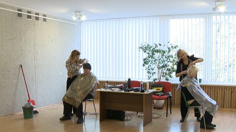 Svėdasų biblioteka virto grožio salonu: čia Kalėdų proga nemokamai kerpami senjorai