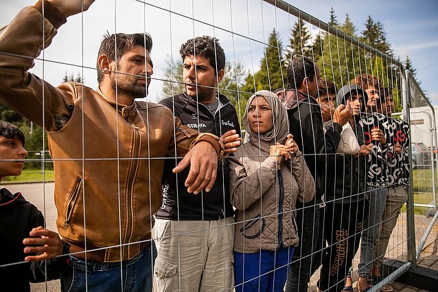 Apklausa: lietuviai įsitikinę, kad imigrantai žiniasklaidoje vaizduojami pernelyg teigiamai