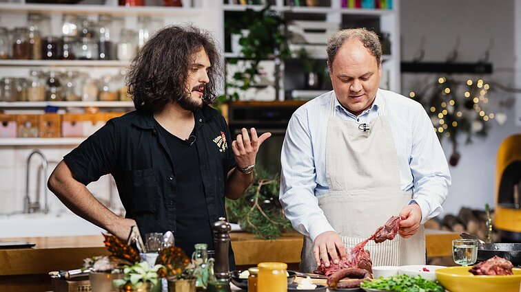 Tėvo ir sūnaus Lukočių duetas virtuvėje: kepta elniena su suomiška bulvių koše