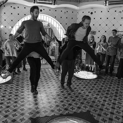 Išlaisvina ir kviečia judėti Vilniaus senajame teatre „Lindyhopera“