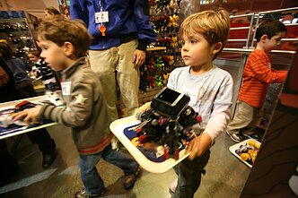 Keturmečiai su roboto dalimis per ROBOTGALAXY išpardavimą 2008 m. lapkričio 13 d. Niujorke. Mažmeninė prekyba spalį rekordiškai smuko, nes dėl finansų krizės ir ekonomikos nuosmukio vartotojai smarkiai sumažino savo išlaidas. Keturmečiai su roboto dalimis per ROBOTGALAXY išpardavimą 2008 m. lapkričio 13 d. Niujorke. Mažmeninė prekyba spalį rekordiškai smuko, nes dėl finansų krizės ir ekonomikos nuosmukio vartotojai smarkiai sumažino savo išlaidas.