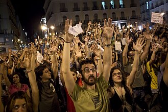 Demonstrantai Puerta del Sol aikštėje Madride, Ispanijoje, 2012 m. gegužės 12 d. Demonstrantai Puerta del Sol aikštėje Madride, Ispanijoje, 2012 m. gegužės 12 d.