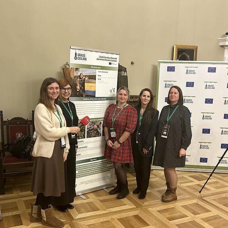 Iš asmeninio archyvo, Projekto ,,GrassCeiling" dalyvės, ūkininkės Lina Vyšniauskaitė, Justė Jankauskienė, projekto lyderė Vida Dapkienė ir ūkininkė Rasa Prusakova.