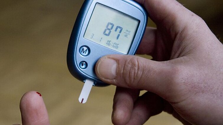 Moteriai į pilvą leidžiantis insuliną, nulūžo adata: kaltina gamintoją
