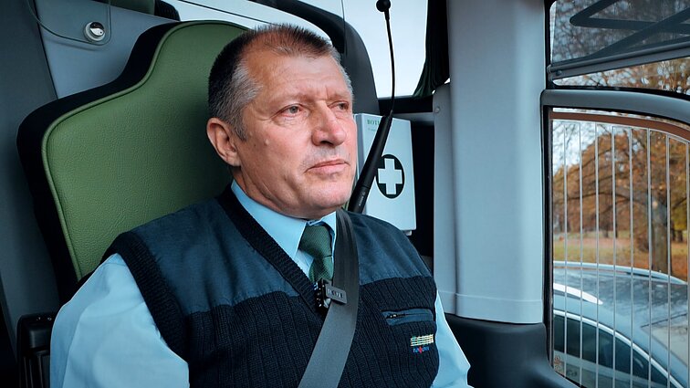 Autobusą 40 metų vairuojantis Petras apie santykį su keleiviais: dabar žmonės mandagesni
