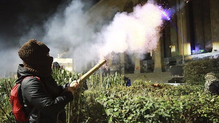 „Vyksta daug bauginimo“: Sakartvele neslopsta protestai