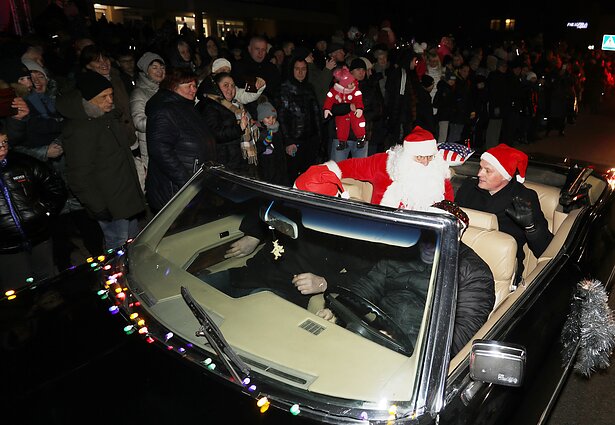 Ukmergėje įžiebta kalėdinė eglė