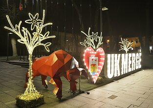 Ukmergėje įžiebta kalėdinė eglė