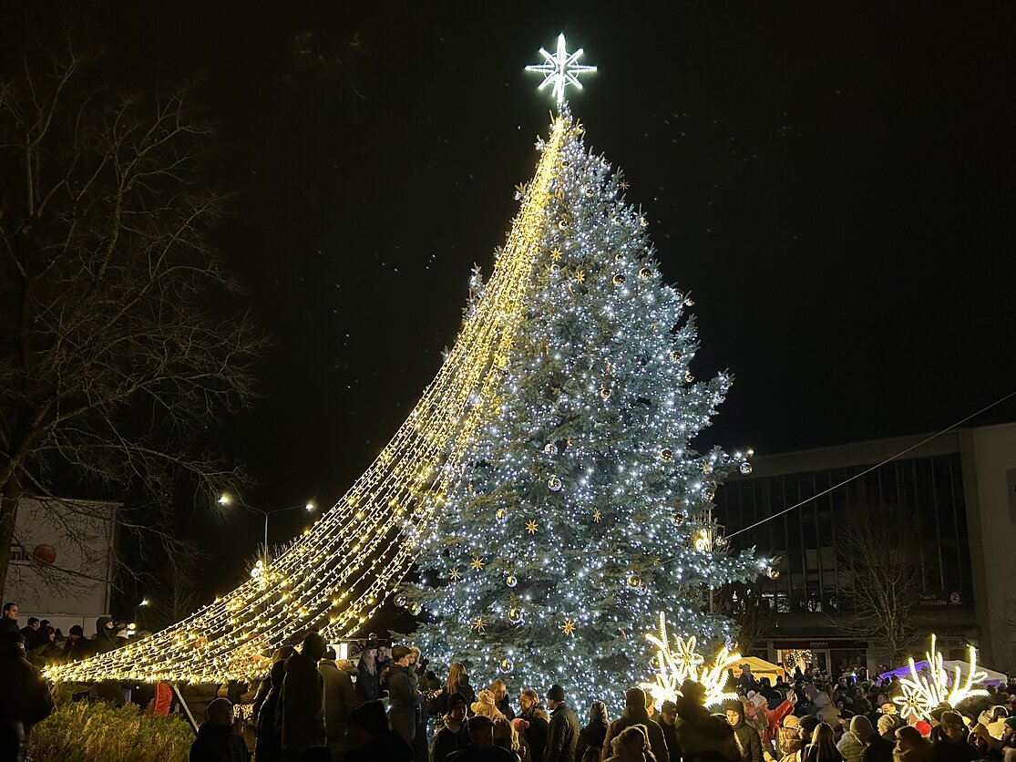 Ukmergėje įžiebta kalėdinė eglė