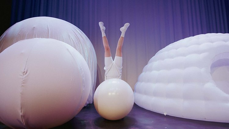 „Colorsphere“ pasirodymo akimirka „Colorsphere“ pasirodymo akimirka